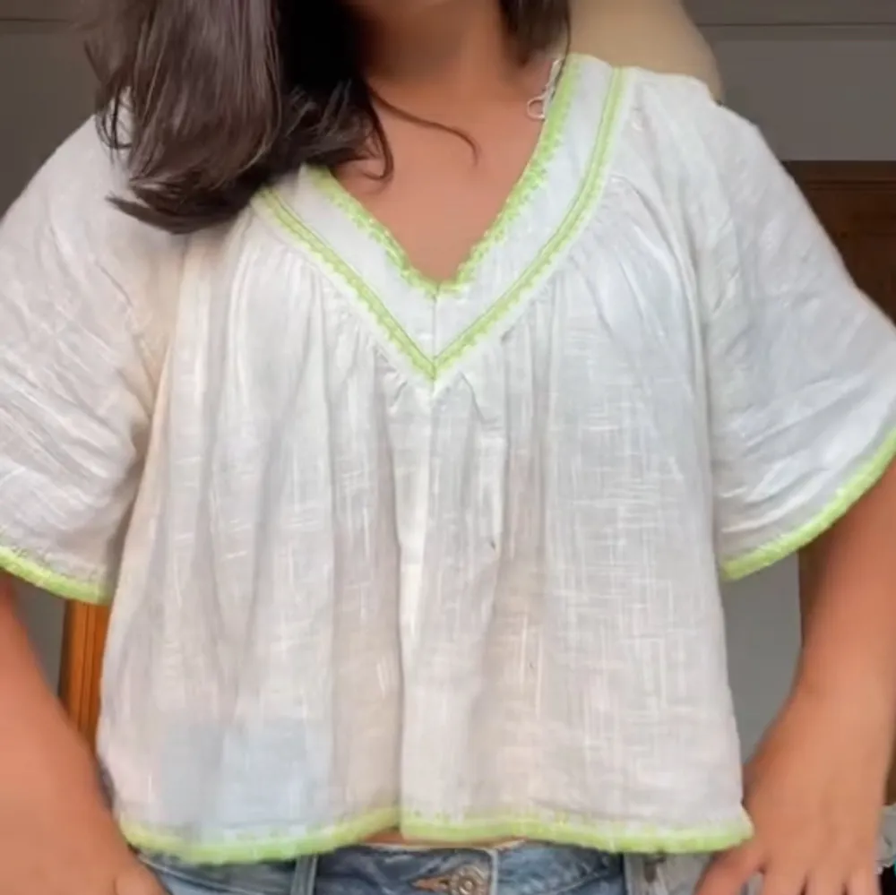 Urgullig blus från zara som inte kommer till användning längre💗 Andvänd ett fåtal gånger och är som ny💗 perfekt nu till sommaren💗ge prisförslag💗M men passar mig som är s också💗. Puserot.