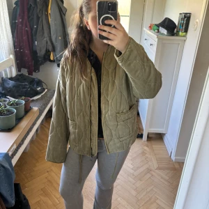 Jacka zara  - Säljer min trendiga jacka från zara köpt förra året men knappt använd💖😇