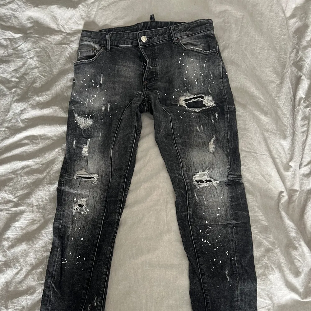 Tvär feta DSquared 2 jeans med den unika svarta labeln vid gylfen!🤩 Skick 9/10 Storlek 48 som motsvarar M ungefär. Kan mäta om man är osäker🥳. Jeans & Byxor.