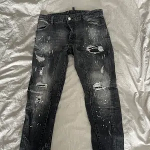 Tvär feta DSquared 2 jeans med den unika svarta labeln vid gylfen!🤩 Skick 9/10 Storlek 48 som motsvarar M ungefär. Kan mäta om man är osäker🥳