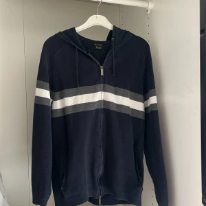 Massimo dutti zip - Tja! Säljer en riktigt fet zip tröja med luva från Massimo dutti. Bra skick också. Den är sjukt eftertraktad och går knappt att få tag i längre. Storlek M men kan passa S. Skriv om du har funderingar eller frågor!