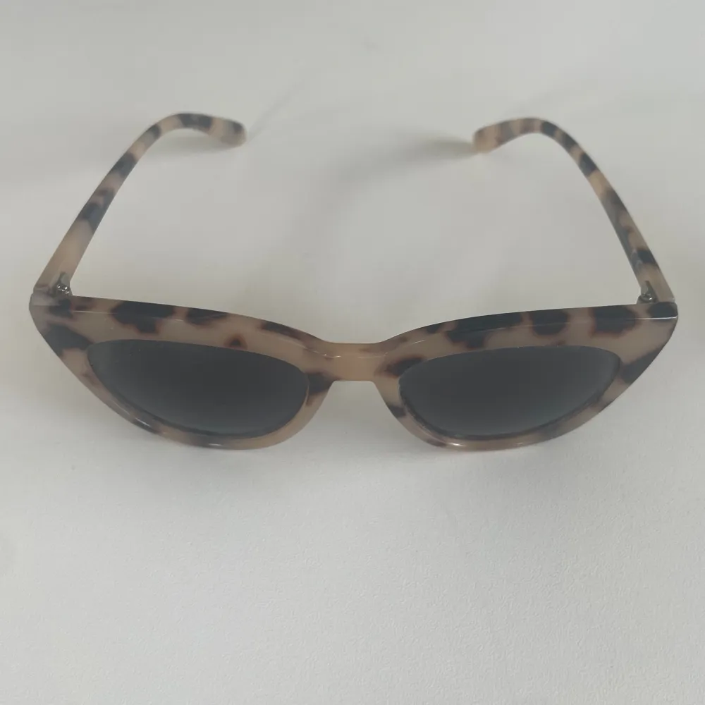 Relativt nya solglasögon från H&M. Bra skick. . Accessoarer.