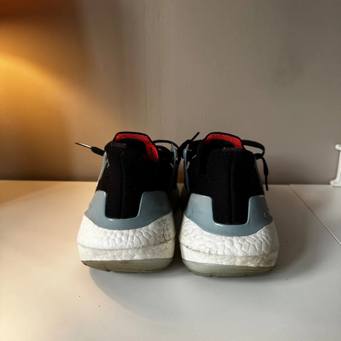 Adidas ultraboost 22 svart/vit/blå - 92