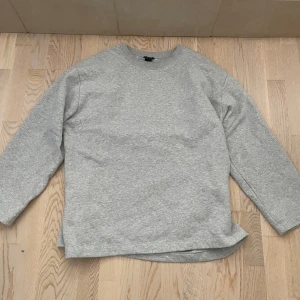 Grå sweatshirt  - Säljer mina gåra sweatshirt pågrund av att den inte används längre. Den är i bra skick och har knappt varit använd. 