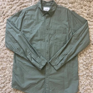 Militärgrön Skjorta - Assnygg, lite ”field” liknande skjorta från Vailent. Strorlek M och i toppskick (i princip aldrig använd)!