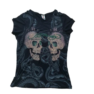 Ed Hardy tröja - strechy Ed Hardy tröja med inga defekter! saknas rhinestones men de flesta är kvar. säljer för att jag inte andvänder den! :)