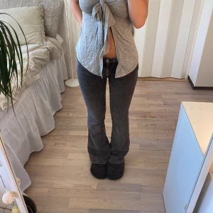 Lågmidjade bootcut jeans - Lågmidjade bootcut jeans från Gina som tjejen jag köpte av sydde så de blev mer lågmidjade därav låga priset. Innerbenslängd: 77-78cm Midjemått: 36+stretch Grenhöjd: 21cm 💗 Säljer fler jeans.