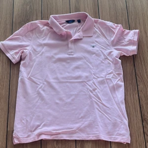 Gant piké  - Säljer en Gant piké t-shirt som är perfekt till sommaren för endast 199kr köpt för 600kr på kidbrandstore