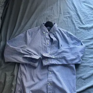 Säljer nu denna blå/vita raffe skjorta för endast 399. Perfekt nu till sommaren. Storleken ligger på 18 år/ barn storlek. Slim fit skjorta, skicket är som nytt.
