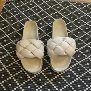 Säljer mina såå fina sandaler/tofflor från H&M. Säljer pågrund av gardrobrensing då dem inte kommer till någon användning längre
