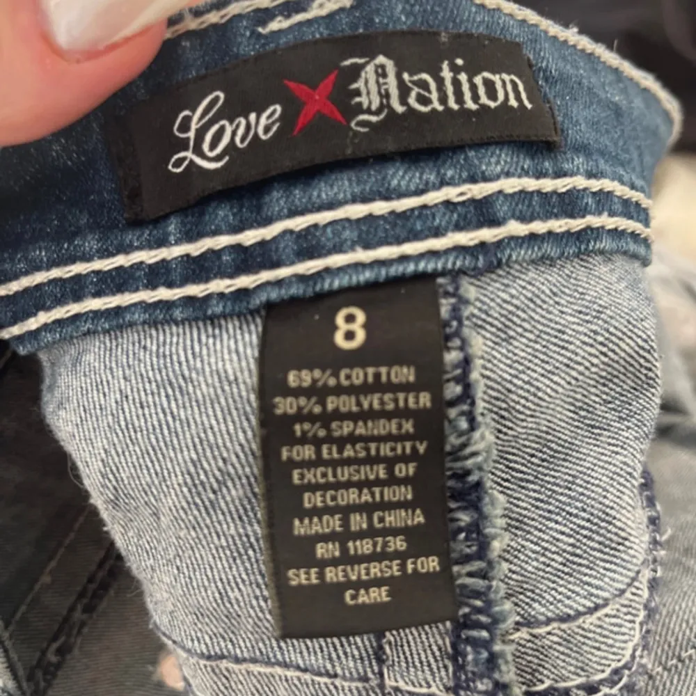 Jätte snygga bootcut jeans med jätte snygga ficko Bra skick 💕 Kom priv för mer info ❤️ Passar någon 170-178 cm Storlek 38-40. Jeans & Byxor.