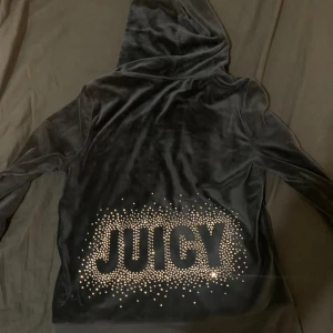 vintage juicy kofta  - säljer min vintage juicy kofta eftersom den nt kommer t användning! har knappast använt den så d e inga skador alls!🥰