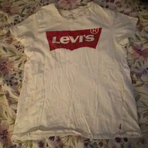 Säljer nu min nästintill oanvända Levis t-shirt! Säljer då det inte är min stil längre! Passar S och M💕