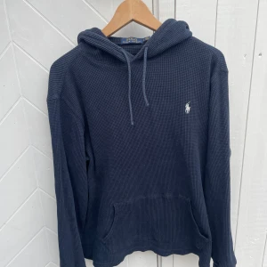 Ralph lauren hoodie - Säljer nu en skön Ralph lauren hoodie i dunder skick. Storlek L men passar mer M. Skriv vid fler bilder och funderingar 🙌