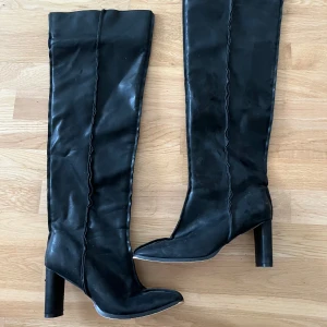 Knähöga boots - Från NAKD. Skorna går ända upp till knäskålarna. Är välanvändna så har slitskador. Därav pris.
