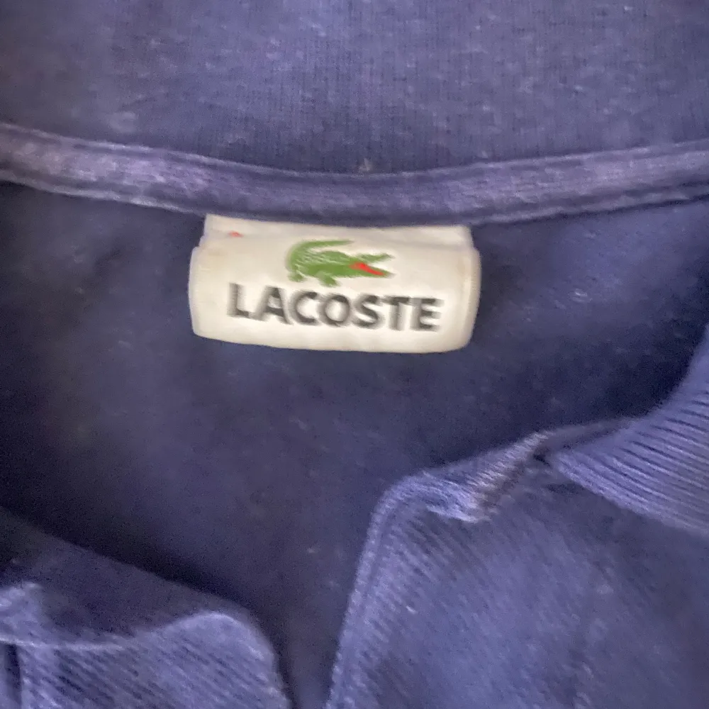 Säljer denna sommriga pikétröjan från Lacoste. . Skjortor.
