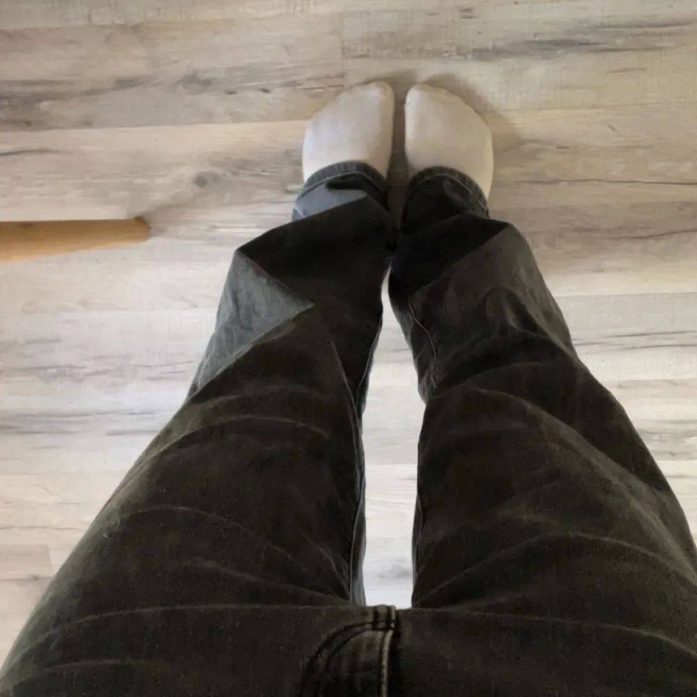 Lågmidjade som är raka längs vägen ner ❤️. Jeans & Byxor.