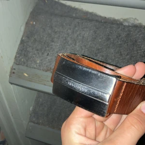 Skärp / bälte  - Snyggt Hugo Boss bälte.  Brunt läder  Skick 8/10 Frakten ska köparen betala