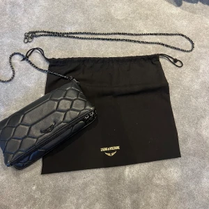 Zadig väska - Nu säljer jag min zadig väska💕Det är två olika band till den, ett långt och ett kort och det tillkommer även en dustbag. Den är i jättefint skick förutom att det har låtsnat lite färg på märket men det är inget som syns jätte tydligt💓Ny pris: 5350 kr