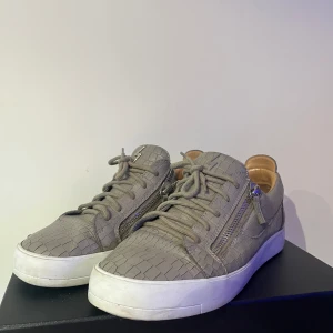 Giuseppe Zanotti - Sjukt feta Giuseppes som jag helst skulle vilja behålla men tvingas sälja då dom är för stora på mig.. Hursomhelst så finns det både box och kvitto kvar!  Känn dig fri till att kontakta för ytterligare frågor!