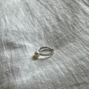 Pilgrim ring med en söt pärla på som detalj💗reglerbar storlek
