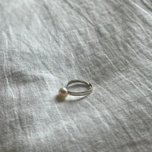 Pilgrim ring - Pilgrim ring med en söt pärla på som detalj💗reglerbar storlek