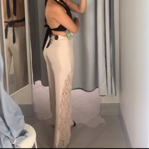 Sommar byxor  - Super fina byxor från H&m, super fint nu till sommaren. Har använt de endast ett par gånger, i väldigt fint skick💕köparen står för frakt, kan även mötas upp!