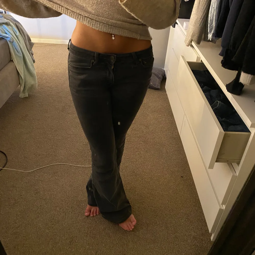 Säljer dessa snygga lågmidjade jeans från Weekday. Storlek 26, passar mig som har 34, hör av er vid intresse! (Spegeln som är smutsig och inte jeansen). Jeans & Byxor.