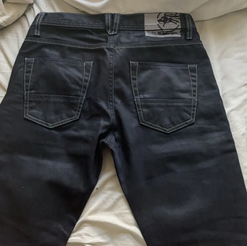 Skit snygga y2k jeans i slätt material som fel köp av mig så säljer igen🙏 dom verkar vara bootcut. Kom pm för fler bilder eller så📸❤️. Jeans & Byxor.