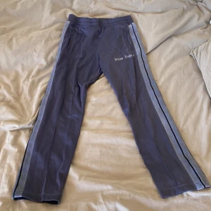 Palm angels byxor  - As sköna Palm angels byxor, använder dom inte så mycket tänker ja gör av mig med dom. Har tags o allt så det är bara att fråga om flera bilder. Tar emot byten så tveka inte på att skriva!