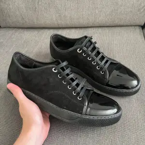 Tja. Säljer nu dessa jättesnygga och stilrena lanvin skorna i färgen svart. Skorna är i toppskick, mockan är jättebra skick och toe capen är glansig. Inget OG finns. Vid frågor och funderingar är de bara att höra av sig🙌🏻🤙🏻