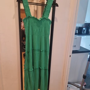 Viskosklänning med smock - Använd 1 gång.  Står storlek L men tycker den är som en medium