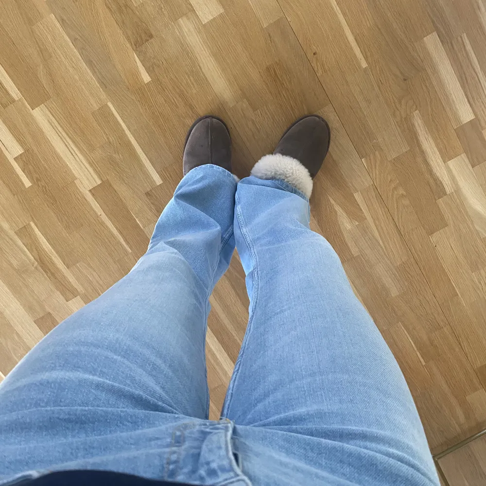 Ljusblå lågmidjade jeans, med bootcut. Jag är 162cm och de passar mig perfekt. De är använda ett fåtal gånger, som nya!. Jeans & Byxor.