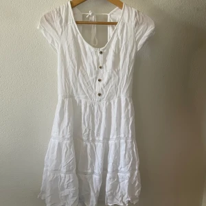 VIT HOLLISTER KLÄNNING ” Coquette” stil - Superfin vit klänning från hollister. Aldrig använd med prislappen kvar. Supertunnt tyg och säkert jätteskön på sommrarna! 