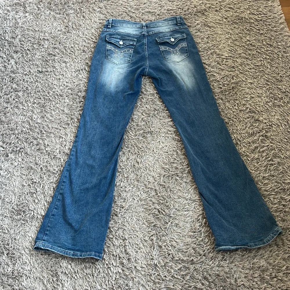 Säljer helt oanvända endast provade jeans då dom är väldigt långa för mig. Jag är 165cm lång. Lågmidjade. Super snygga och trendiga:) . Jeans & Byxor.