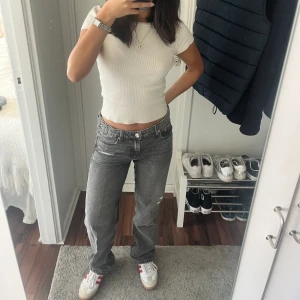 Low waist jeans - Säljer grå lågmidjade jeans från Gina Young. Mycket fint skick, endast använd fåtal gånger