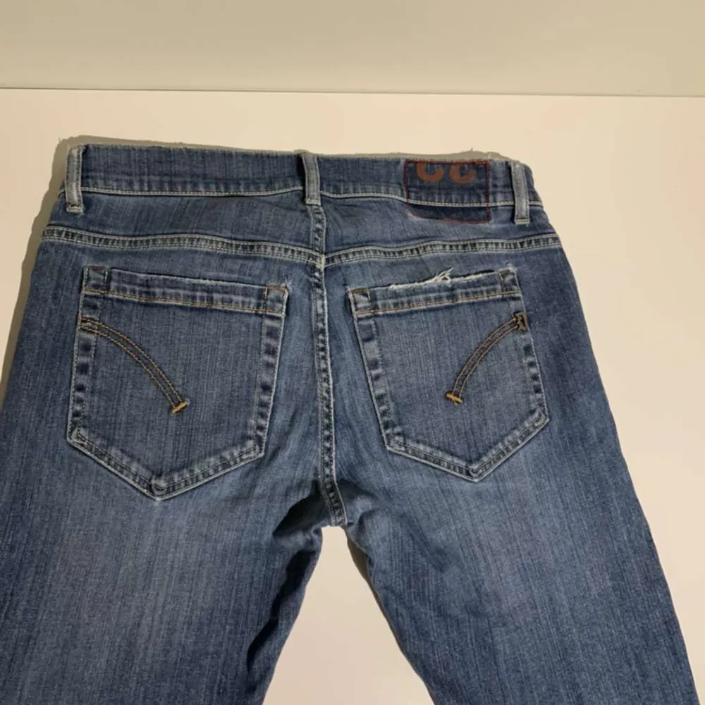 Strl 32 snygga jeans från Dondup i bra skick, i modell george, hör av er vid frågor samt övriga funderingar.. Jeans & Byxor.