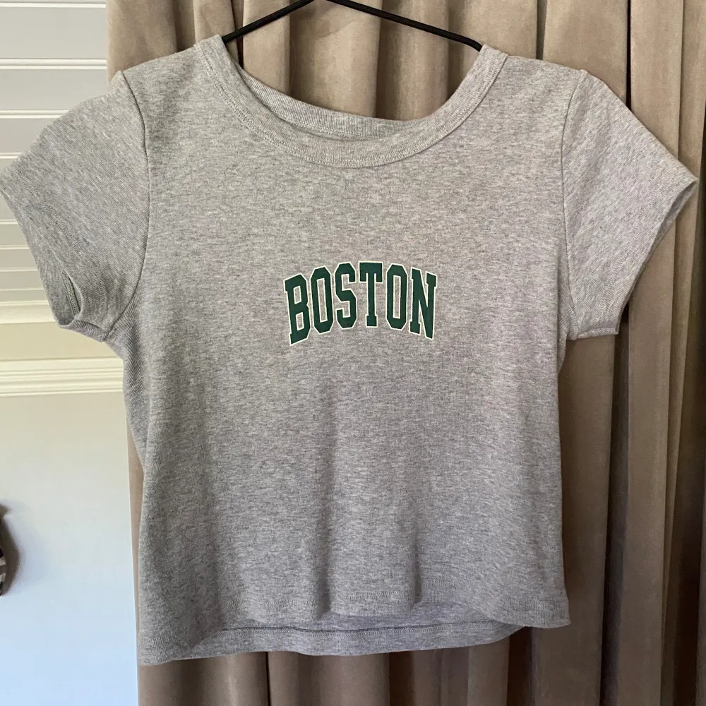 Säljer denna sååå söta boston t-shirt från BRANDY MELVILLE! Aldrig använd!. T-shirts.