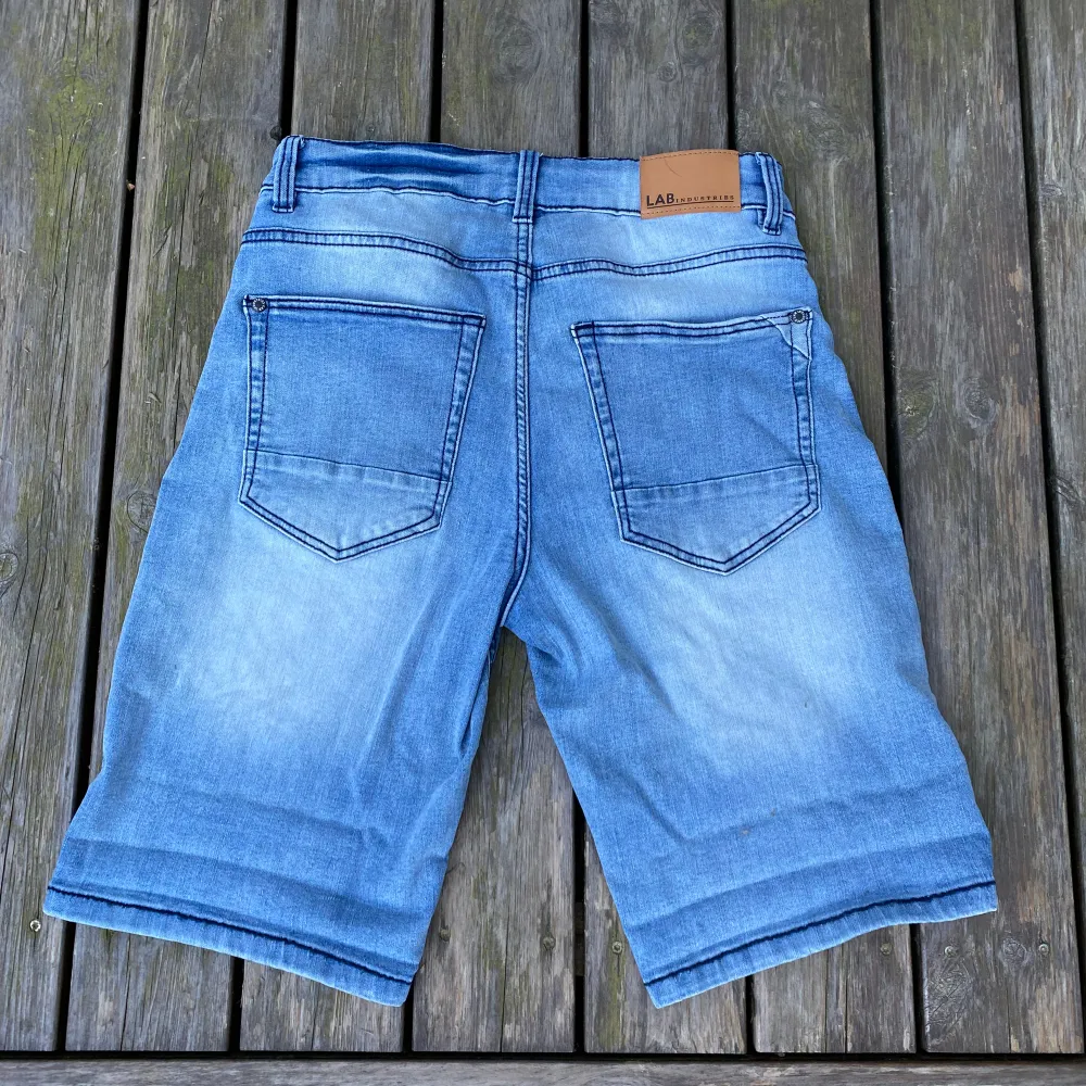 Hej! Säljer nu dessa riktigt snygga jeans shortsen från Kapphal i storlek 158. Nypris 349 kr. Skick 7/10. Inga fläckar men användes en hel del förra sommaren. Men inget fel på dem. Hör av dig vi minsta fundering!  /Albin. Shorts.
