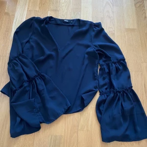 Blus - Fin svart blus från BIKBOK, köparen står för frakt! 