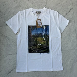 APC T shirt - Säljer nu denna feta t-shirt från det franska lyxmärket A.P.C. | Den är helt ny och har aldrig använts, tags medföljer | Nypris: 1600 kr | Storlek: S | Svarar gärna på era frågor :)
