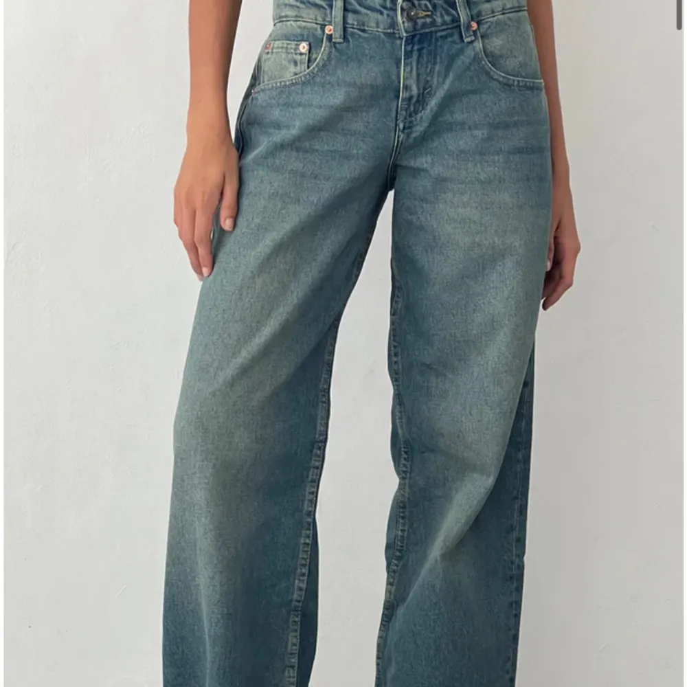 Säljer dessa blåa motel rocks jeans. Som nya! Storlek 28/32.. Jeans & Byxor.