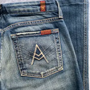 7 For All Mankind lågmidjade raka jeans i storlek  29.