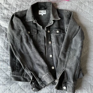 Jeansjacka  - Jättefin jeansjacka från nakd, som tyvärr blivit för liten för mig 
