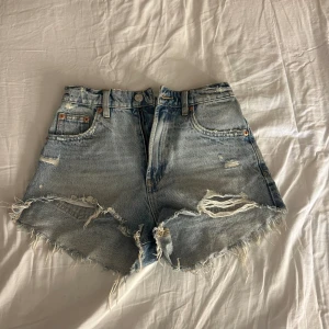Jeansshorts från Zara - Knappt använda, mid waist