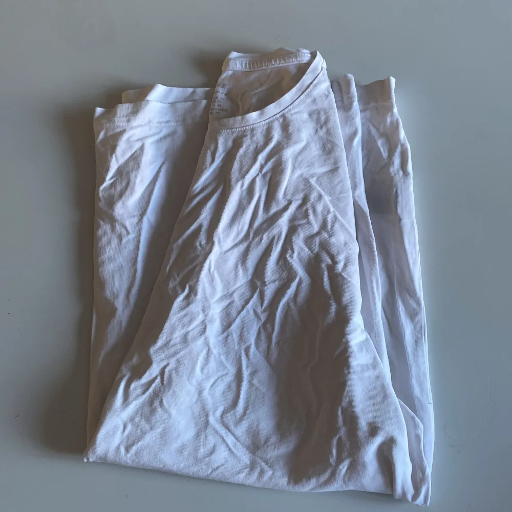 Fina enfärgade t-shirts. Marinblå + vit stl M . T-shirts.