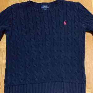 Ralph lauren stickad - Säljer denna feta ralph lauren stickade tröjan. Storleken är 12-14 vilket motsvarar (barn storlek L) Denna passar mig lite litet och jag är 157cm. Märket kan framföras rosa.