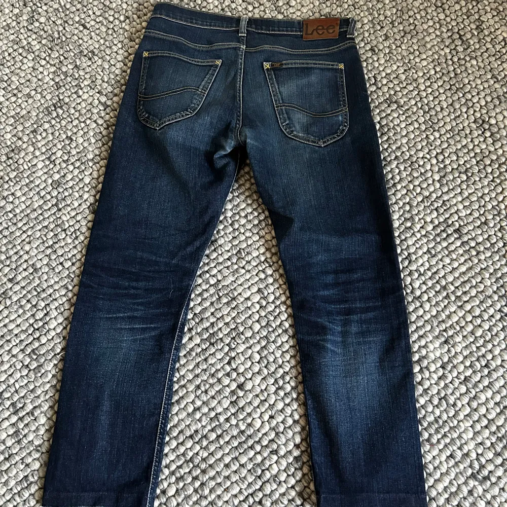 Tjena, dags att sälja dessa snygga lee jeans, jeansen är i ett bra skick och är hel och ren, säljer pga använder dom inte längre. Hör av er vid frågor och funderingar!. Jeans & Byxor.