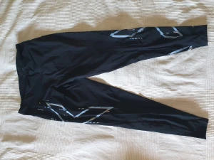 2XU träningstights stl L - Kompressionstights stl L i nyskick, endast anvönda ett fåtal ggr.