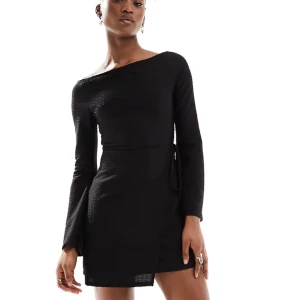 Svart miniklänning  - Suuperfin miniklänning som tyvärr var för liten för mig! Från reclaimed vintage. Enbart provad, tagg sitter kvar och ligger i förpackning!  Köpt för 200kr. Pris går absolut att förhandlas! <33